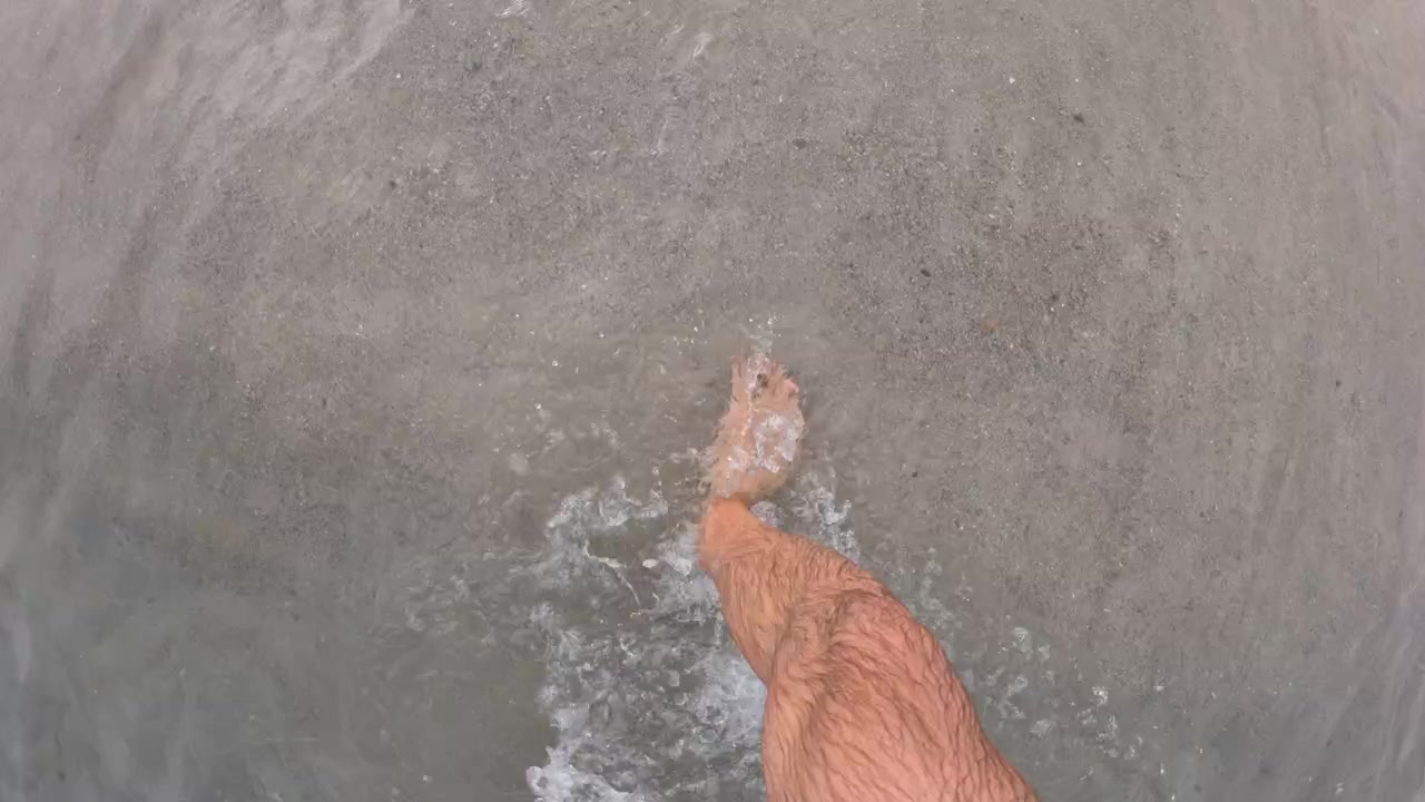 Vista subacquea di gambe che schizzano nell'acqua, Golfe-Juan, Francia