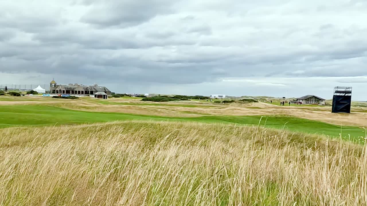 세인트 앤드류스 골프장에서 흔들리는 높은 풀