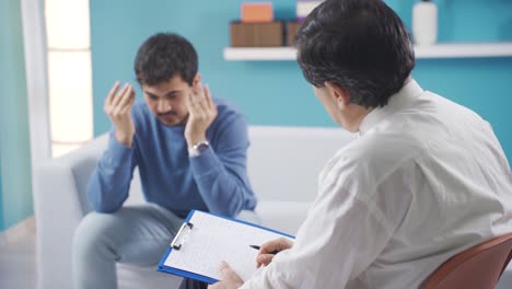 psicologo uomo maturo che tratta il suo giovane paziente maschio adulto.