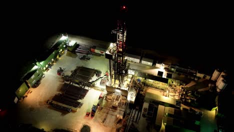 plataforma de perforación de plataforma petrolera iluminada por la noche