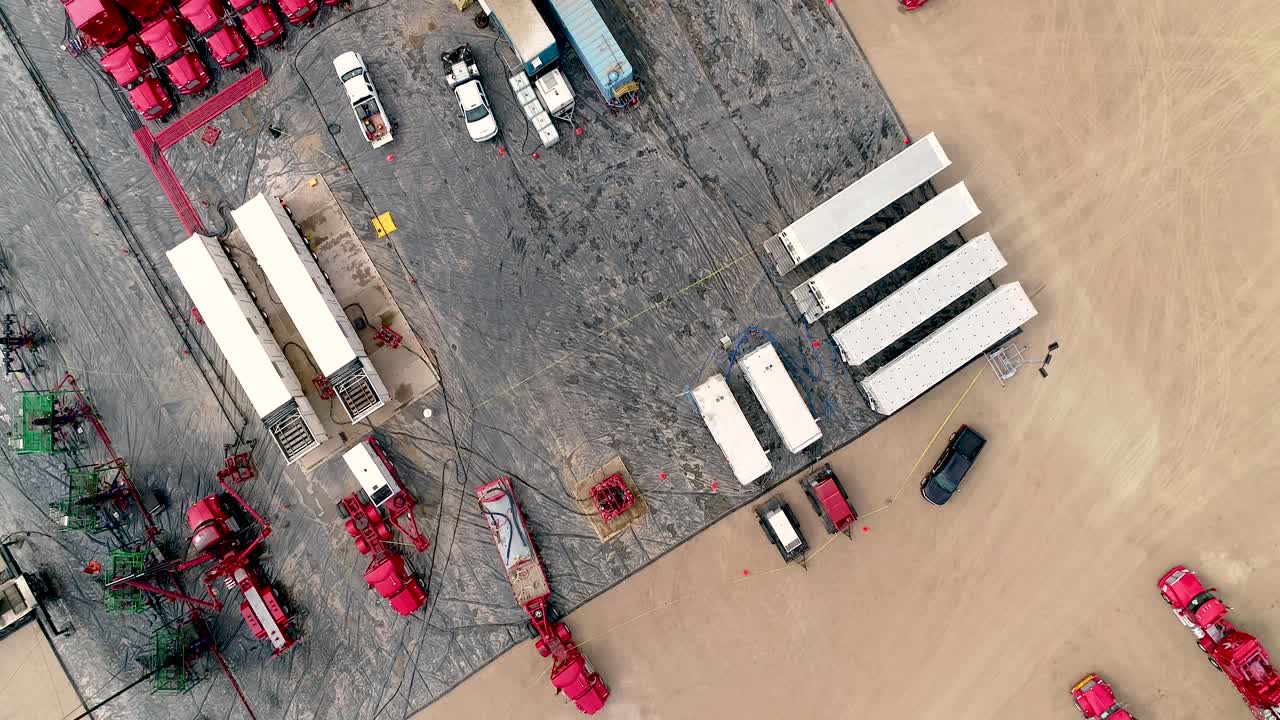 un dron se eleva en esta imagen de un sitio de fracturamiento hidráulico