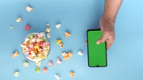 palomitas de maíz y teléfono móvil
