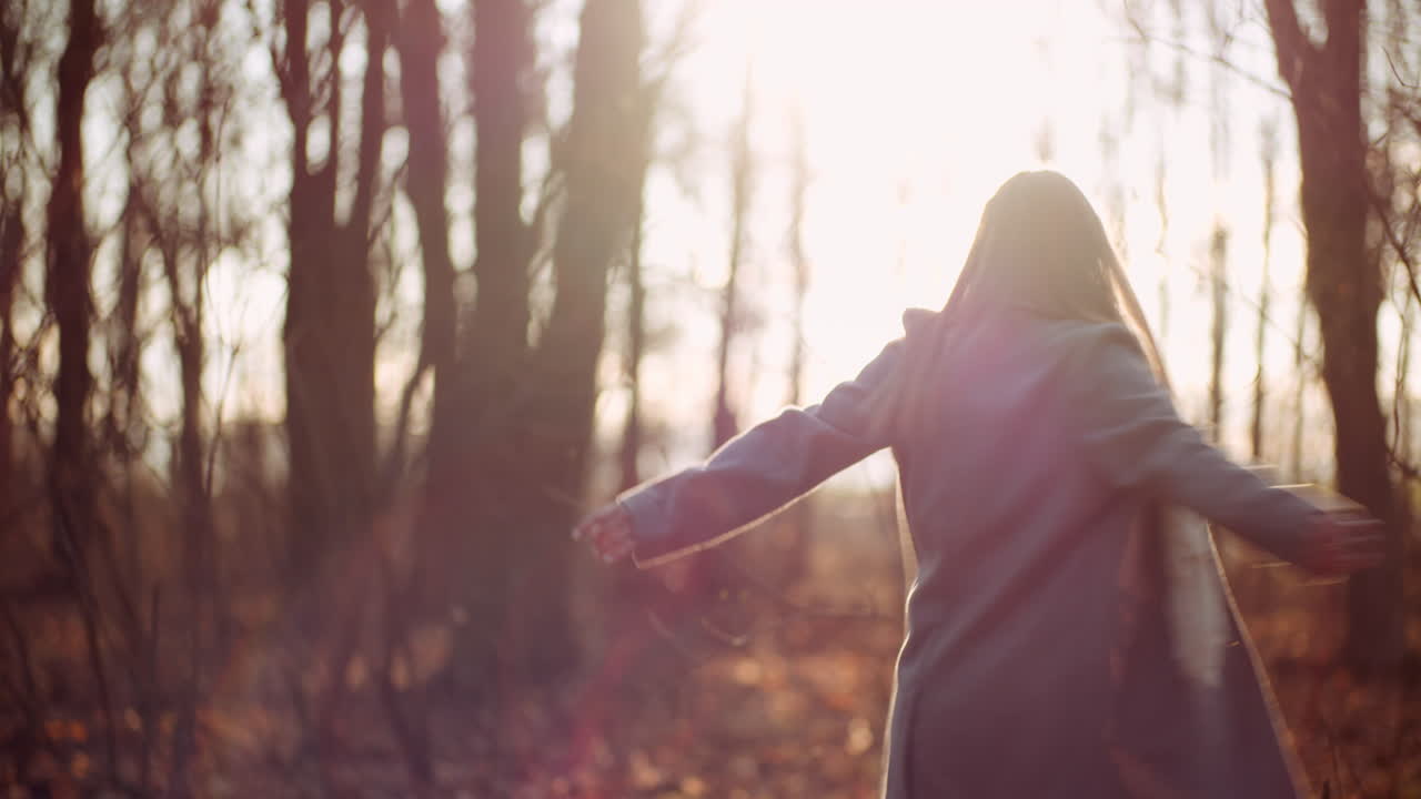 concepto de smog mujer joven respirando aire fresco en el bosque