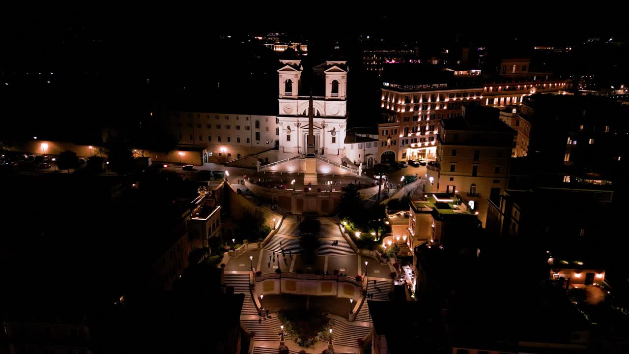 Kinematisk sirkulerende droneopptak over Spansketrappen i Roma, Italia