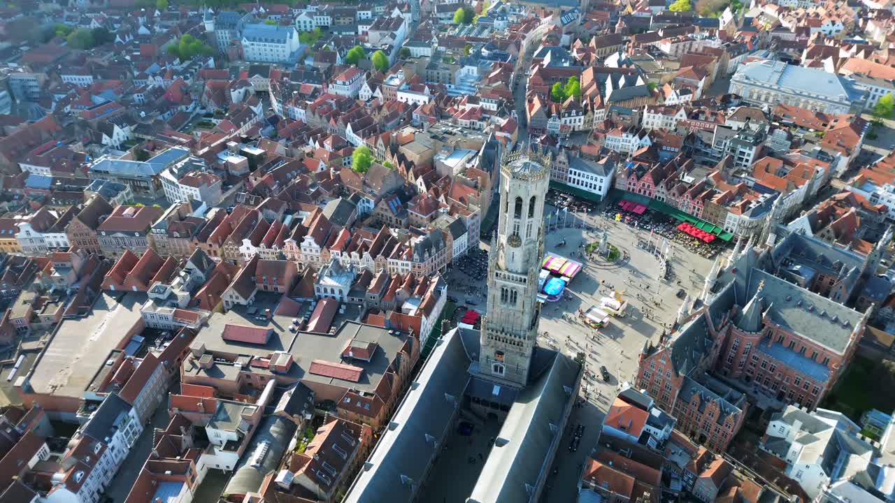 Ripresa aerea cinematografica in orbita attorno alla storica torre del Belfort, che rivela il panorama della città medievale e la piazza del Markt a Bruges, Belgio, per documentari di viaggio e progetti cinematografici