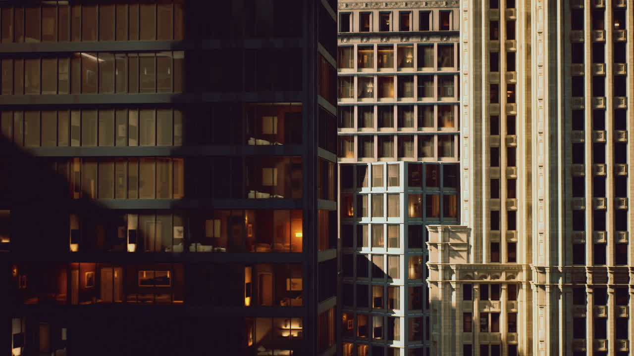 L'illuminazione esalta le caratteristiche architettoniche e la ricchezza urbana.