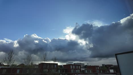 Zeitraffervideo-Von-Sonne-Und-Wolken-über-Einem-Wohngebiet