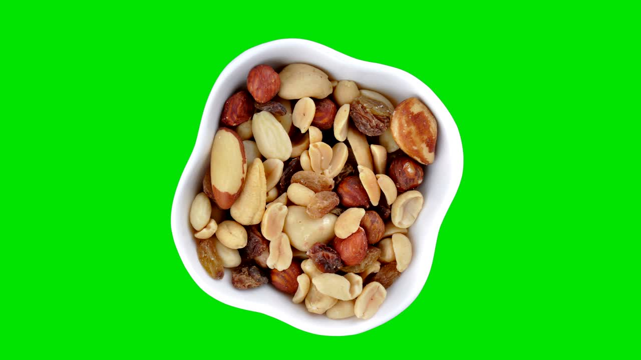 녹색 화면에서 회전하는  그에 혼합 된 견과류
