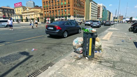 coches y peatones navegan por una bulliciosa calle de nápoles