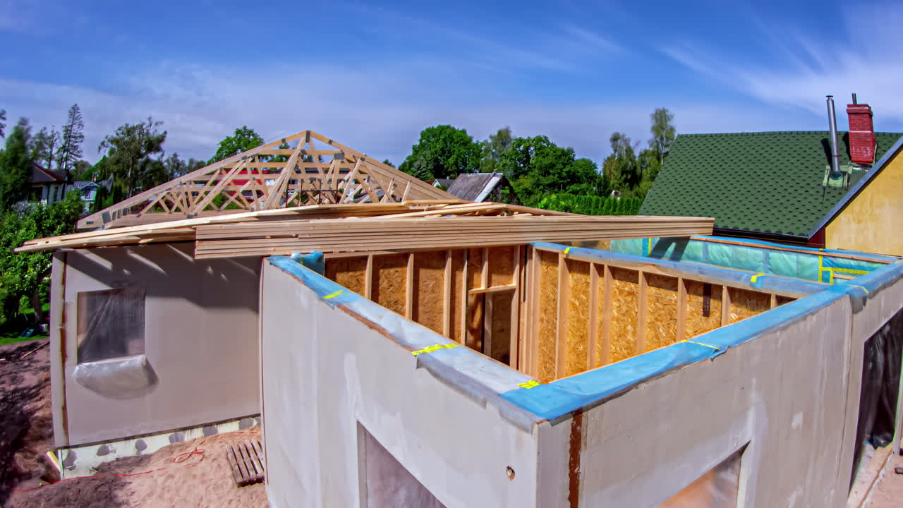 Time-lapse da construção de uma estrutura de telhado de madeira em uma casa de bairro