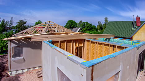 Time-lapse-De-La-Construcción-De-Un-Marco-De-Techo-De-Madera-En-Una-Casa-De-Barrio