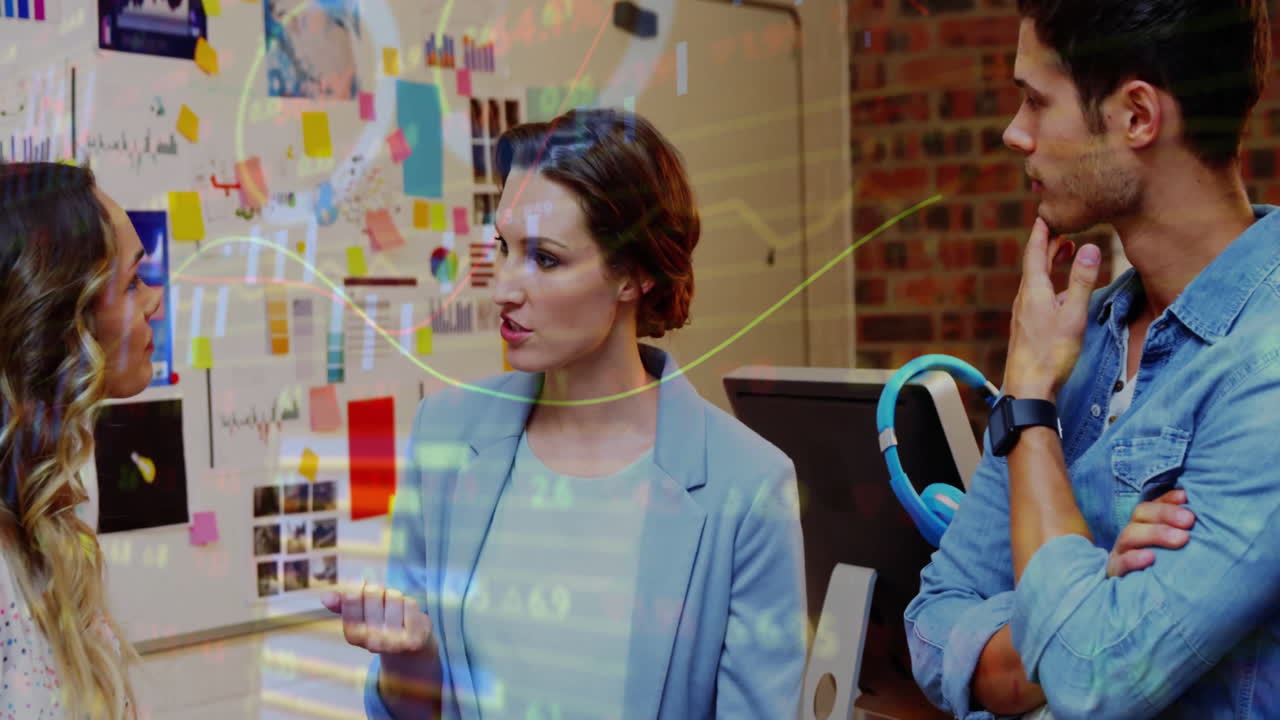 анимация обработки финансовых данных над различными деловыми людьми в офисе