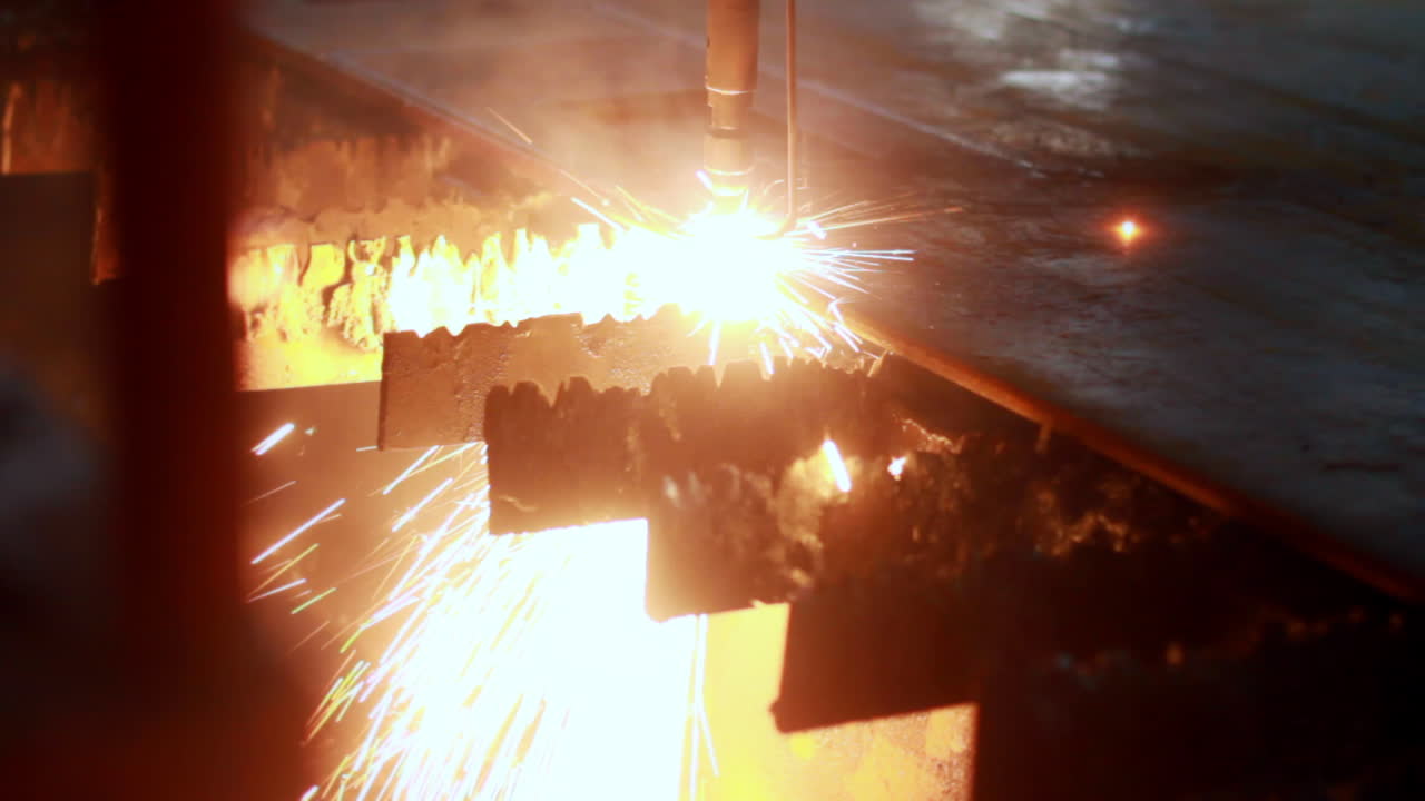 금속 판에서 작동하는 동안 높은 정밀도 플라즈마 절단 기계