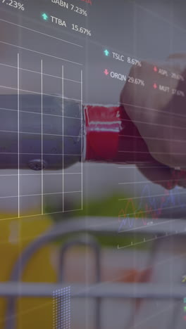 animación de procesamiento de datos sobre mujer caucásica con carrito en la tienda