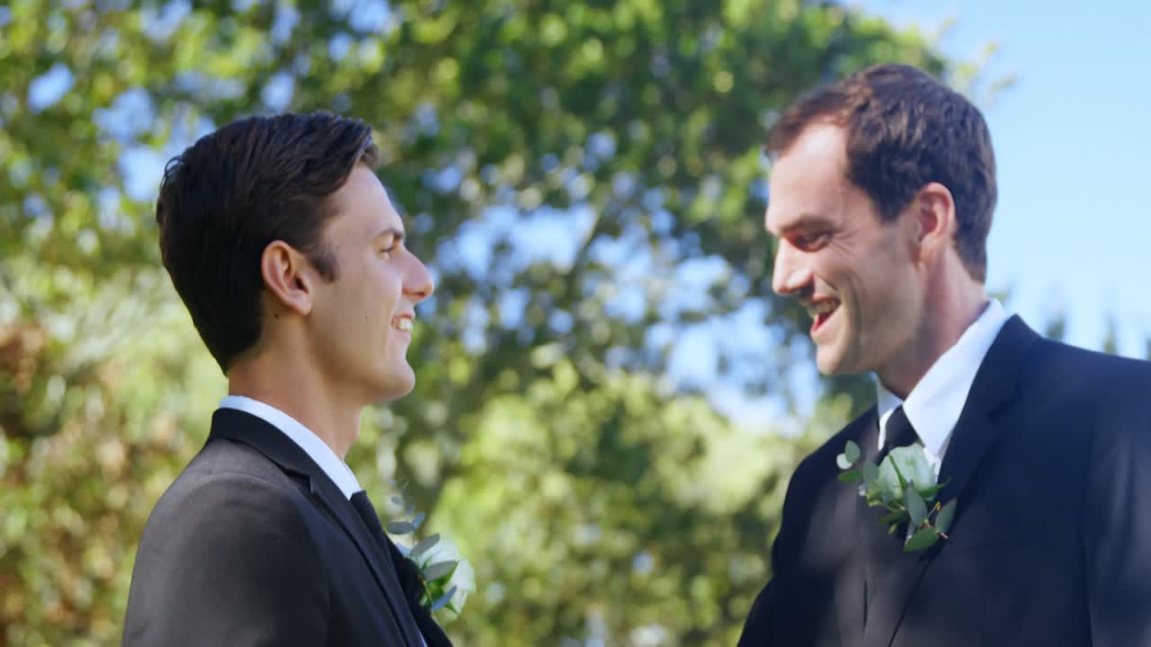 두 남자가 행복하게 손을 흔들고 서로 포옹하고 있습니다. 4k 4k