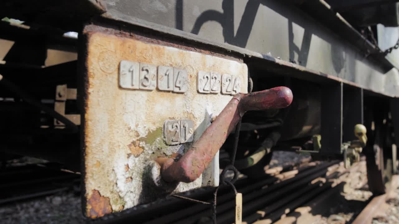 얼룩진 오래된 열차 자동차 결합 메커니즘의 클로즈업