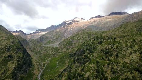 Vuelo-Aéreo-Sobre-El-Valle-De-Benasque-Con-El-Pico-Aneto-En-El-Fondo-Distante