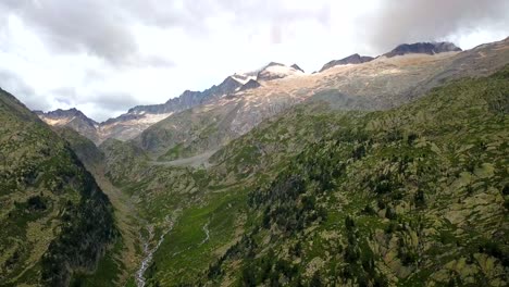 vuelo aéreo sobre el valle de benasque con el pico aneto en el fondo distante