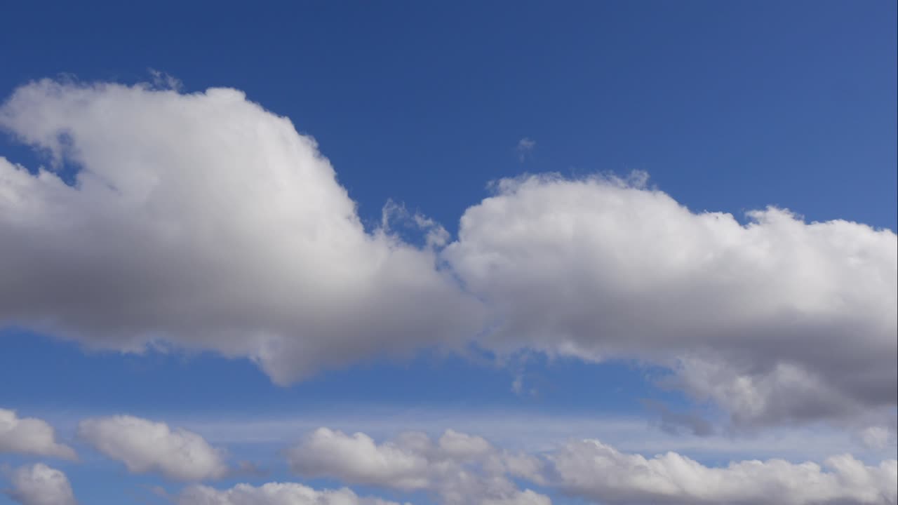 cielo azul nubes blancas. nubes puffy fluffy blancas. nube cúmulo scape lapso de tiempo. verano cielo azul lapso de tempo. dramático majestuoso increíble cielo azul. nubes blancos suaves se forman. nubes fondo lapso de time