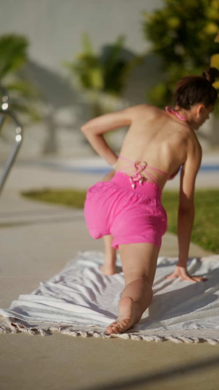 Donna che fa stretching all'aperto a bordo piscina