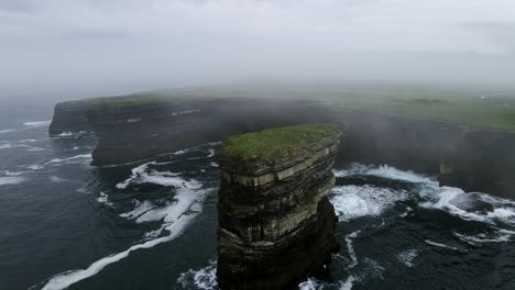 Dramatische-Drohnenaufnahme-Von-Downpatrick-Head-In-Der-Grafschaft-Mayo,-Irland