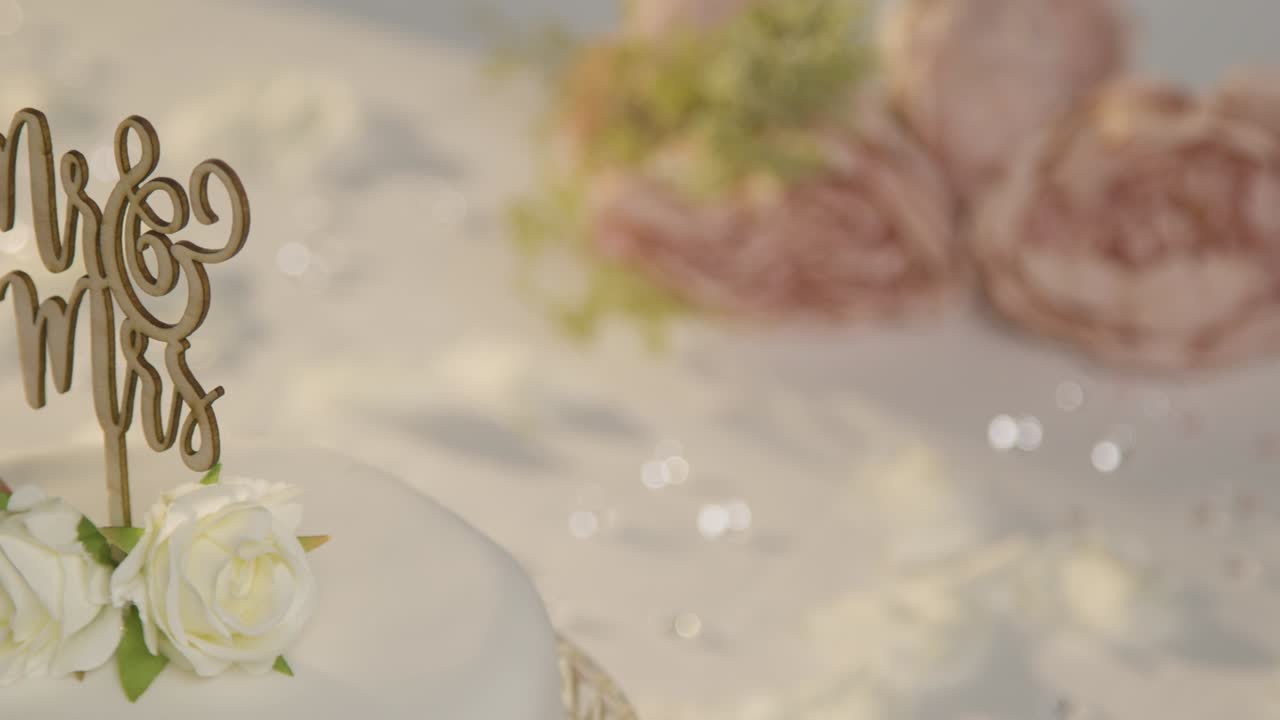 결혼식 에서 장식 된 테이블 위 에 있는 결혼 케이크 의 클로즈업 4