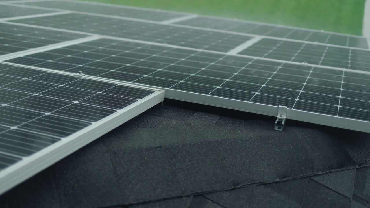 las fuertes gotas de lluvia caen sobre los paneles solares en el techo de una casa privada