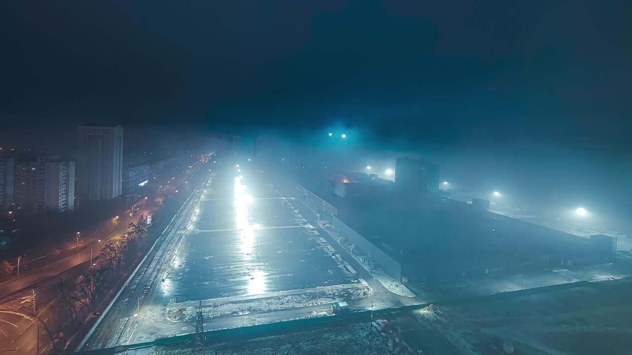 도시 풍경 위의 안개와 비가 오는 밤.