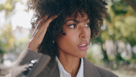 Porträt-Einer-Stehenden-Frau-In-Der-Natur.-Lächelnde-Dame-Berührt-Ihr-Haar-Vor-Grünen-Bäumen.