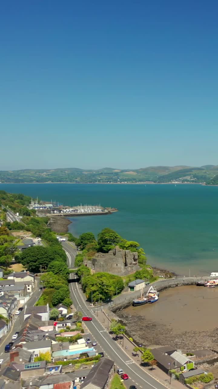 Video aereo verticale con rapporto social di Carlingford nella Contea di Louth, Irlanda. Filmato in 1080x1920, 60 FPS e con colore Rec709