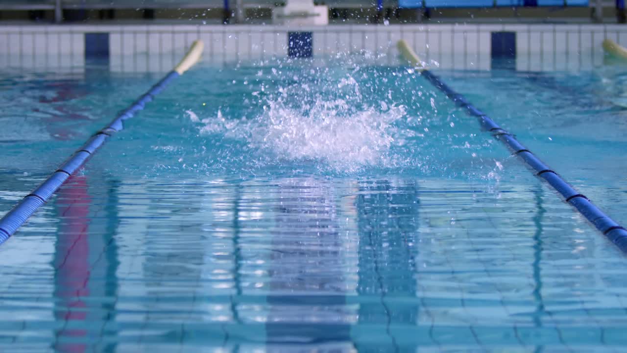 수영장에서 수영 훈련