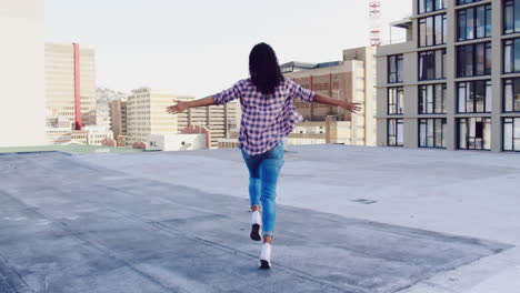 Mujer-Joven-De-Moda-En-La-Azotea-Urbana-Corriendo