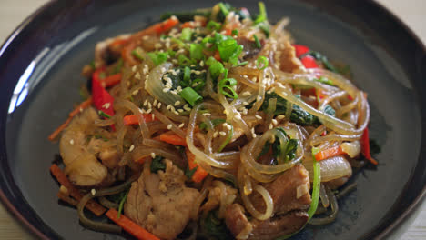 Japchae-Oder-Gebratene-Koreanische-Fadennudeln-Mit-Gemüse-Und-Schweinefleisch,-Garniert-Mit-Weißem-Sesam---Traditioneller-Koreanischer-Essensstil