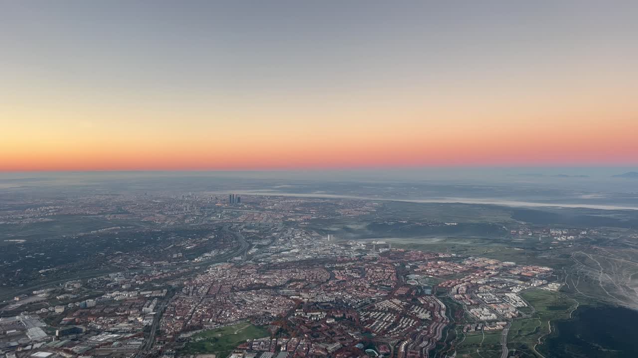 la ciudad de madrid desde el cielo, filmada desde un avión