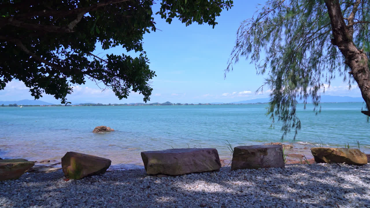 chanthaburi, thailand-10의 바다 해변이있는 분홍색 해안