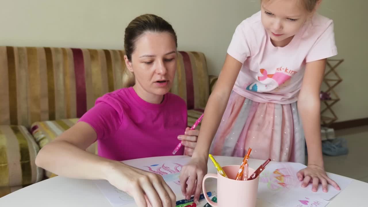 madre e hija dibujando juntos