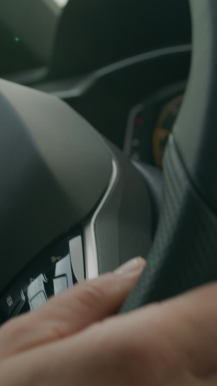 интерьер автомобиля с водителем и рулевым колесом