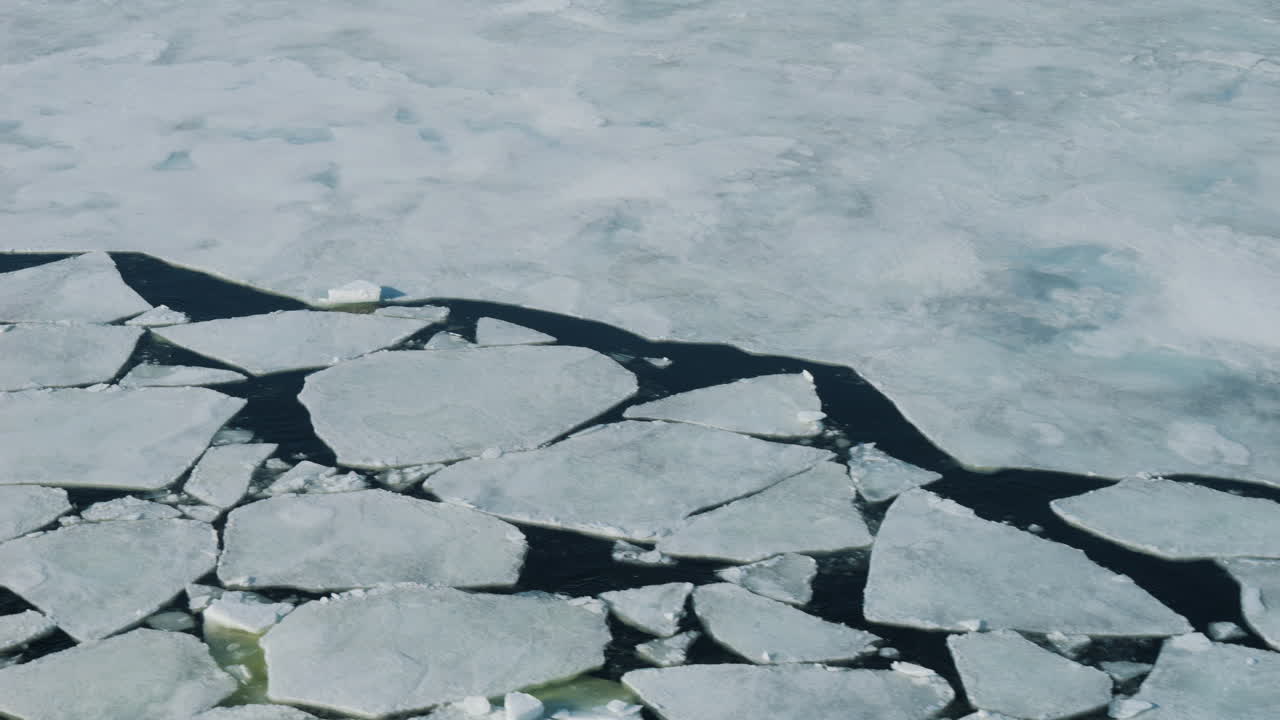 바렌츠 해에서 떠다니는 북극 얼음 떠다니는, 헬리 ⁇ 터에서 천천히 위에서 아래로 보는