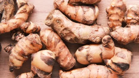 pile of turmeric roots