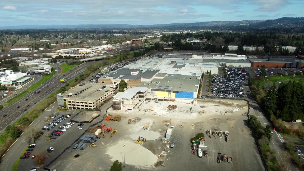 USA, Oregon, Tigard, 2026-03-21 - Droneudsigt over Washington Square Mall under renovering, om sommeren