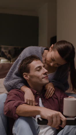 pareja relajándose juntos en casa