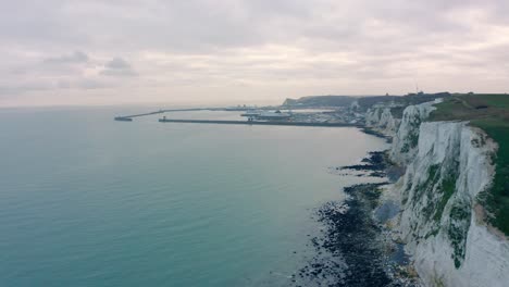 Luftdrohnenaufnahme-Entlang-Der-Weißen-Klippen-Von-Dover-In-Richtung-Dover-Harbour