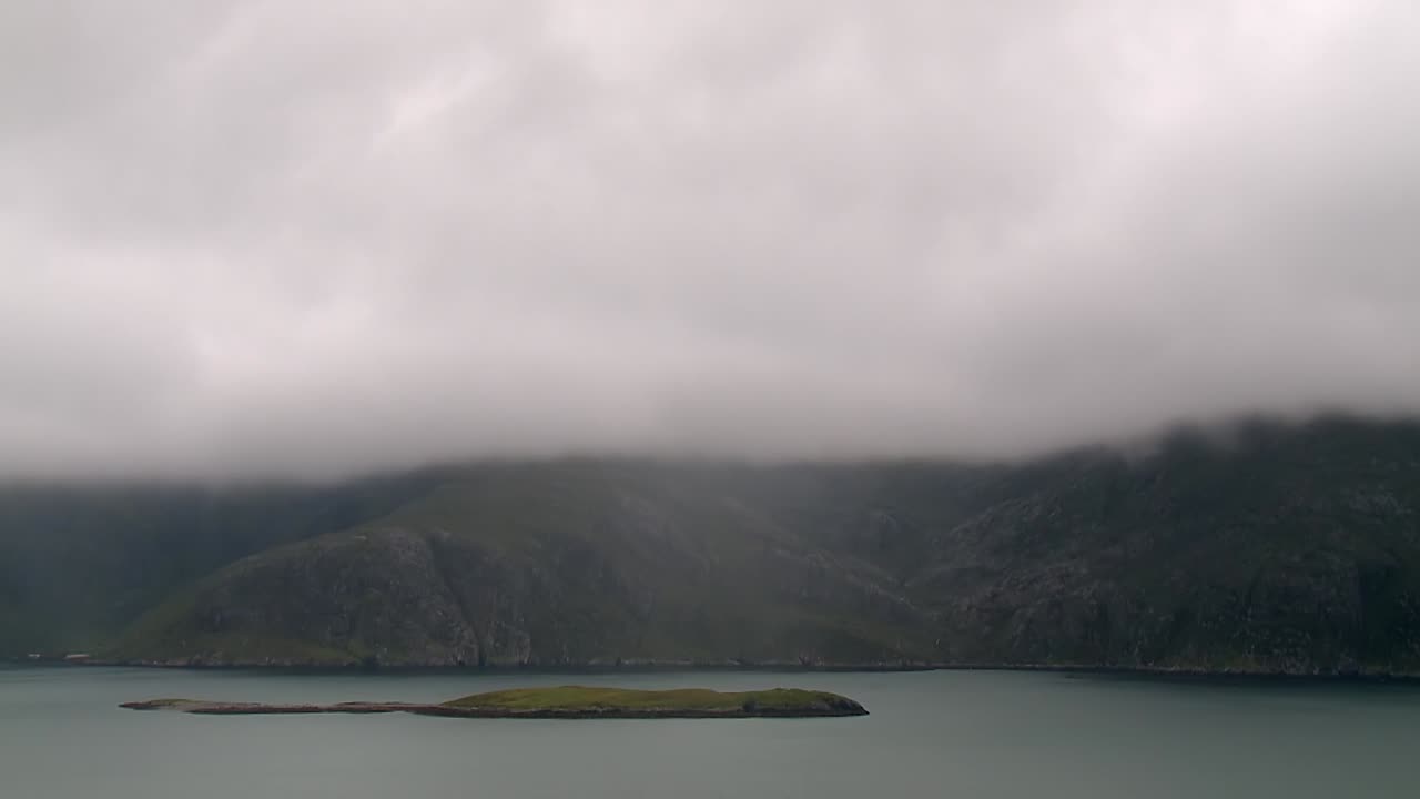 una toma de la bahía alrededor de tarbert y las montañas alrededor de luskentire en la isla de harris, parte de las islas hébridas exteriores de escocia