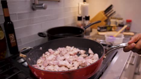 pollo frito en una sartén