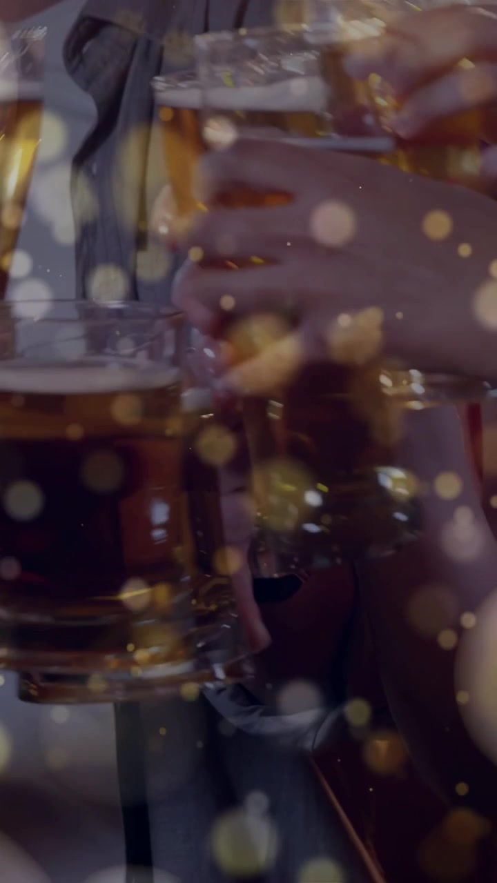 Video verticale: Gruppo che alza i bicchieri dopo che uno ha proposto un brindisi al bar, bokeh sulla birra, tintinnio
