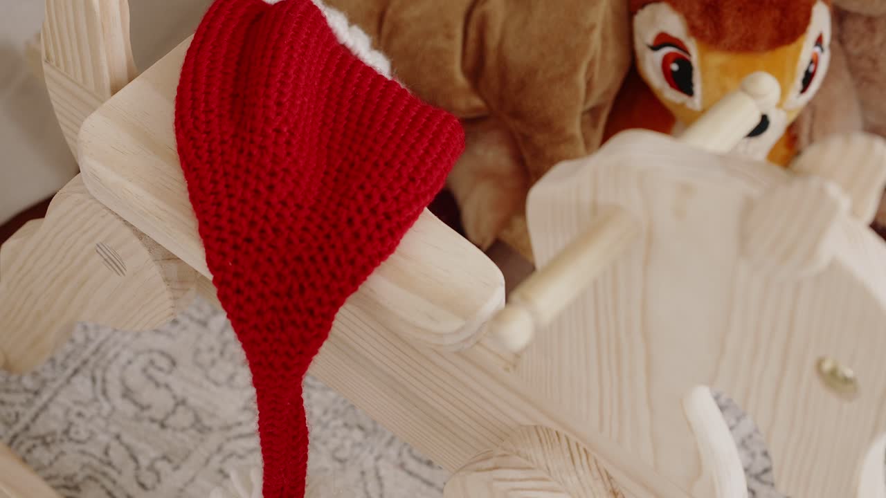 sombrero de navidad en caballo de balanceo de madera