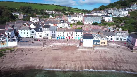 Kingsand-Village-In-Torpoint-Mit-Seinen-Wunderschönen-Idyllischen-Gebäuden-Entlang-Der-Uferpromenade