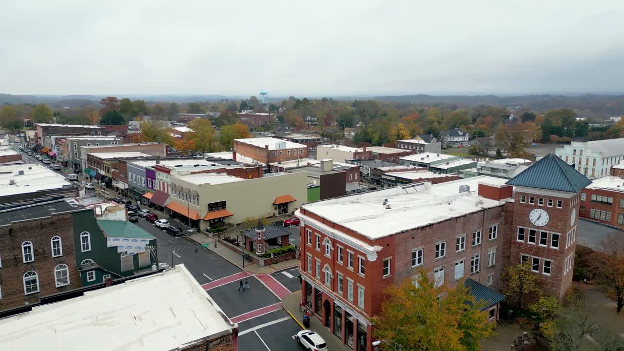 Droneoptagelse hen over byen Mount Airy i North Carolina
