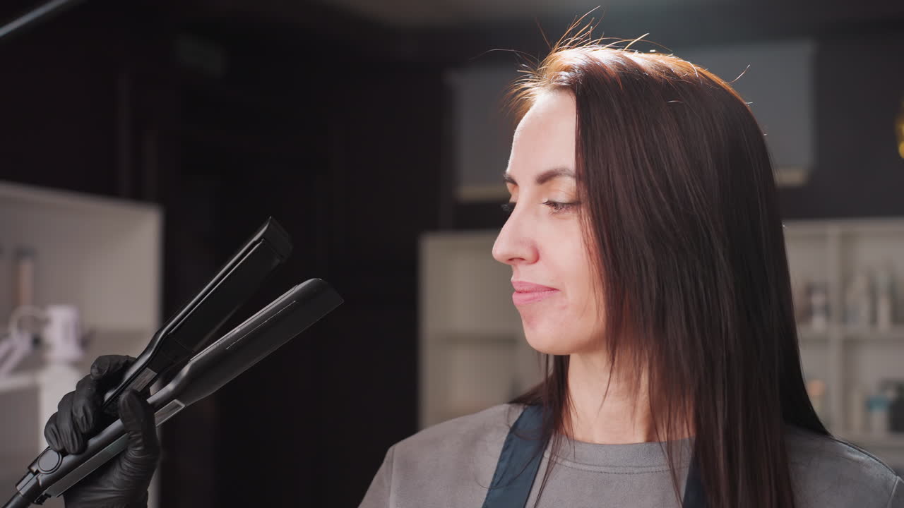 세련되고 자신감 넘치는 헤어 스타일리스트, 자신감 있는 표정과 매끈한 외모를 갖춘 능숙한 헤어 디자이너, 미묘한 미소로 세련된 모습을 연출하는 스타일리시하고 당당한 헤어 전문가