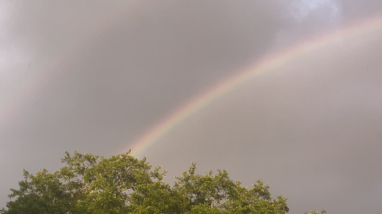 el doble arco iris desaparece en el lapso de tiempo_iphonepro12max_4k30fps.mov. lapso de tempo